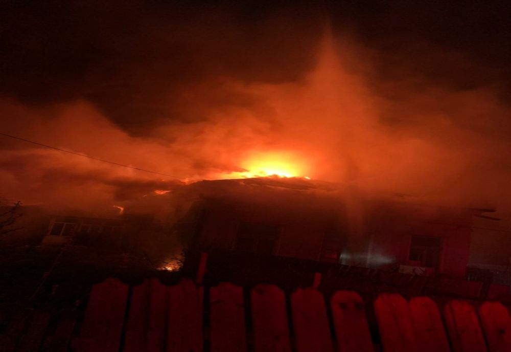 Mai bine de 5 ore de luptă cu flăcările pentru pompieri pentru stingerea unui incendiu izbucnit la o locuință în Iași