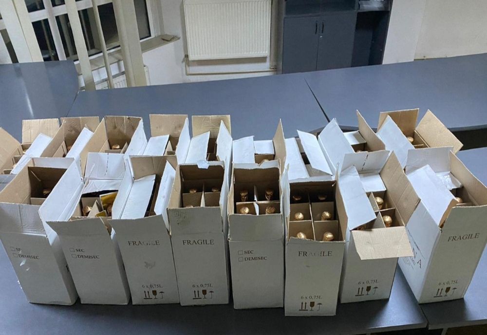 108 sticle cu vin spumant confiscate de poliţiştii de frontieră