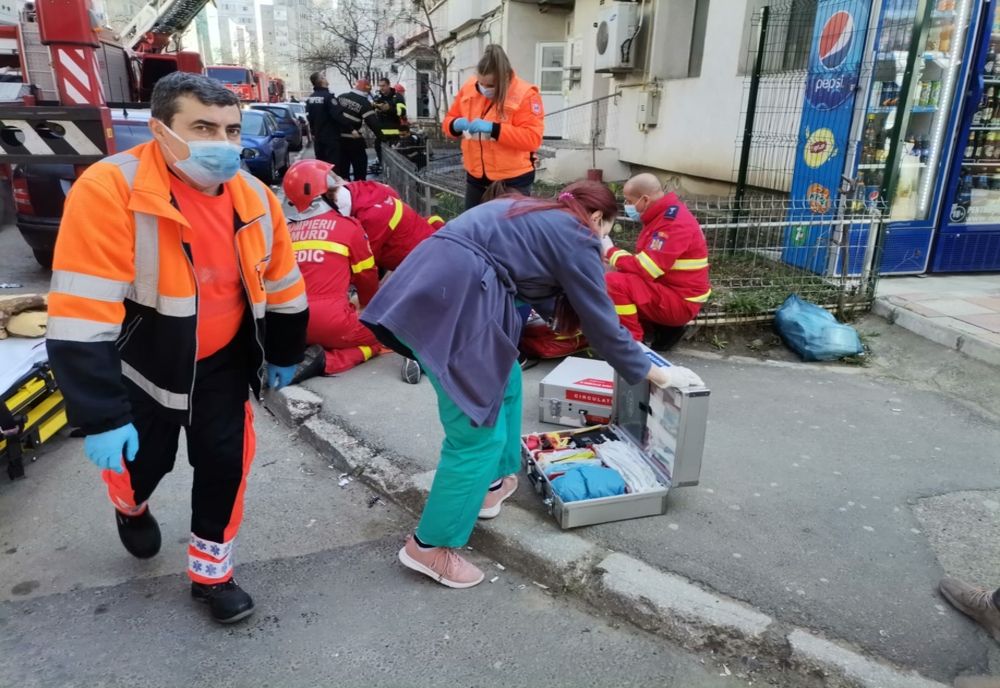 O lumânare lăsată nesupravegheată a aprins un apartament în Iași! Proprietara a fost resuscitată și transportată la spital