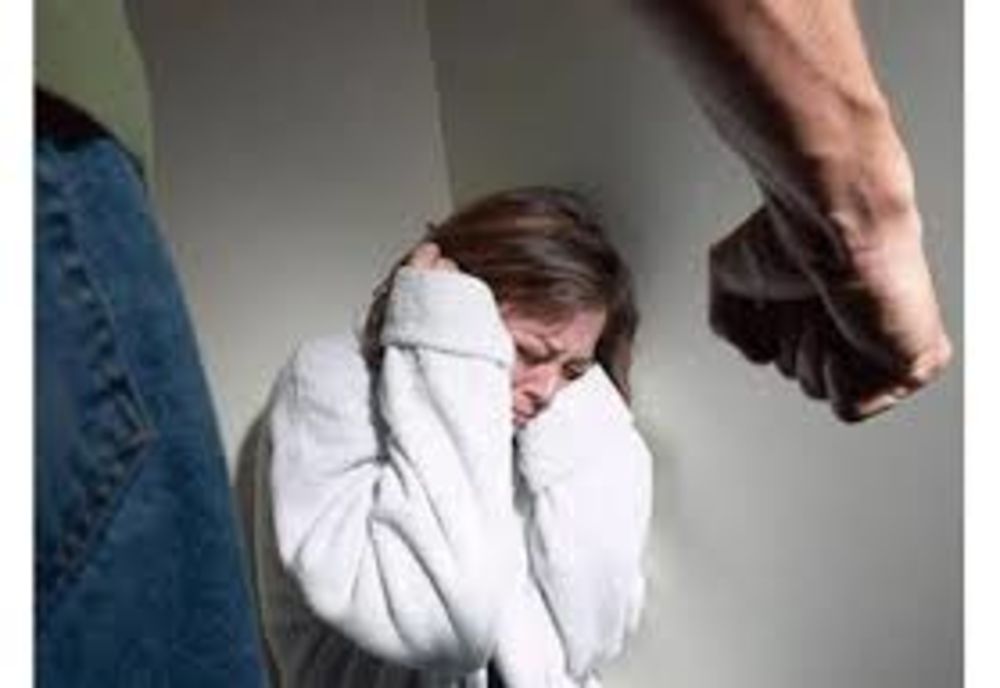 Și-a bătut propria mamă de Ziua Femeii, iar apoi a încălcat ordinul de protecție de două ori