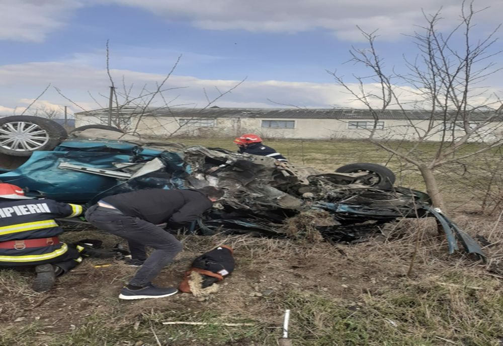 Impact nimicitor pe o șosea din județul Iași! Un bărbat a murit, iar un copil a fost proiectat în decor