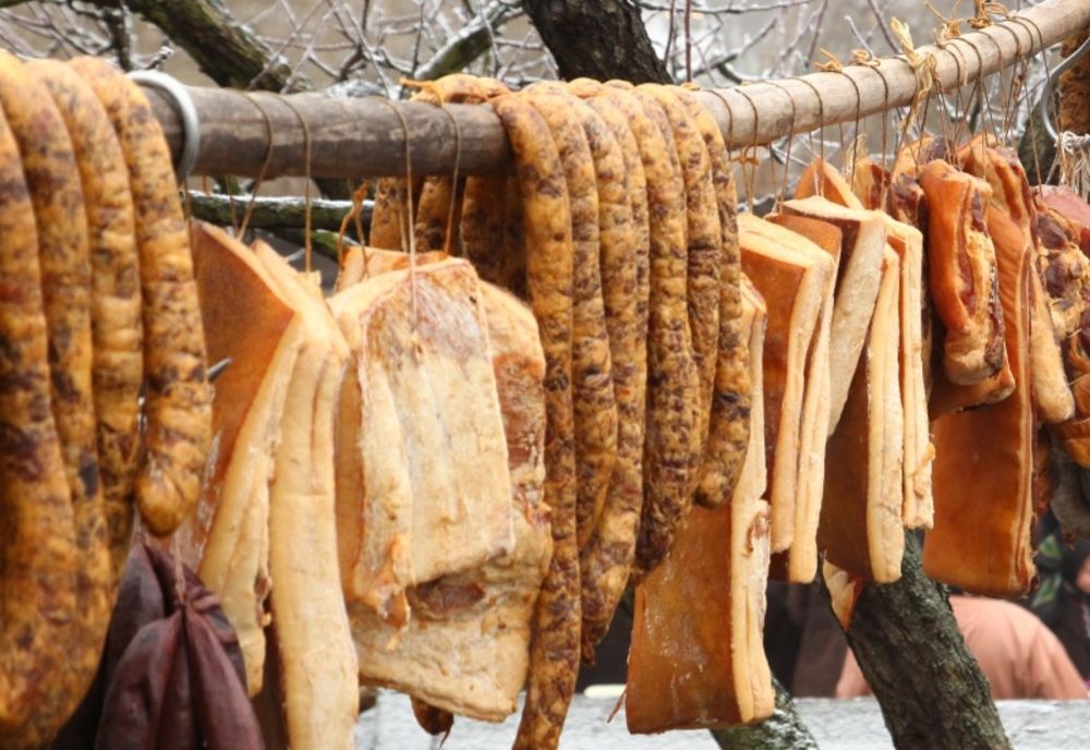 A furat bunătăți din cămară! Noaptea și-a petrecut-o în arest