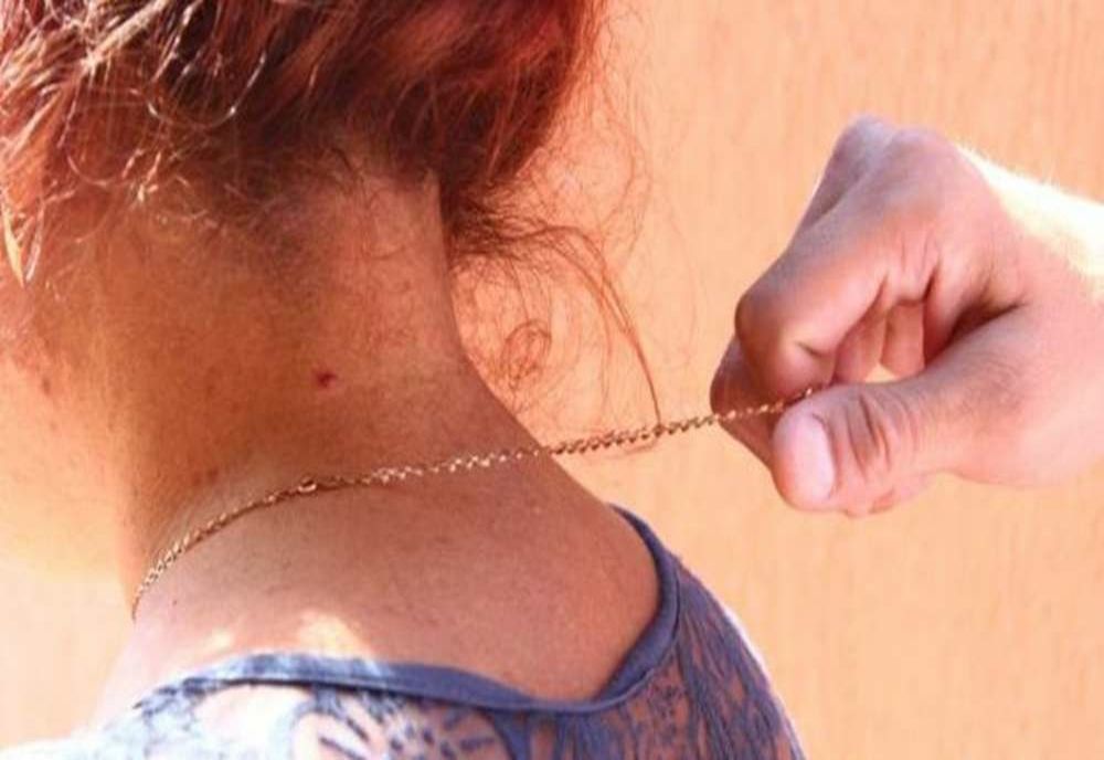 I-a smuls lănțișorul de aur de la gât! 