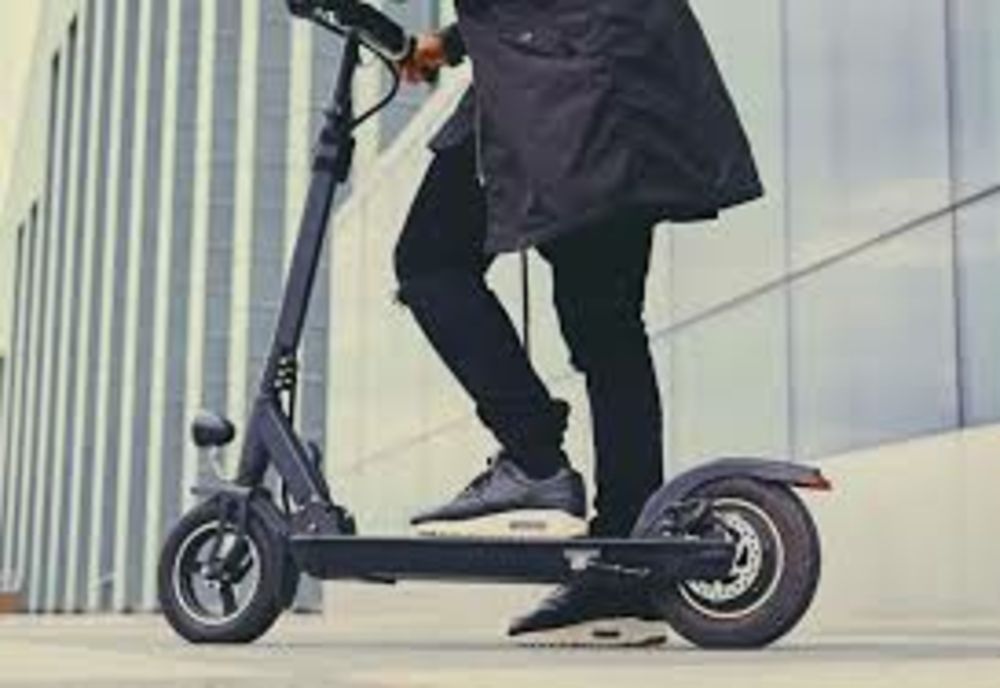 În arest după ce a furat o trotinetă electrică