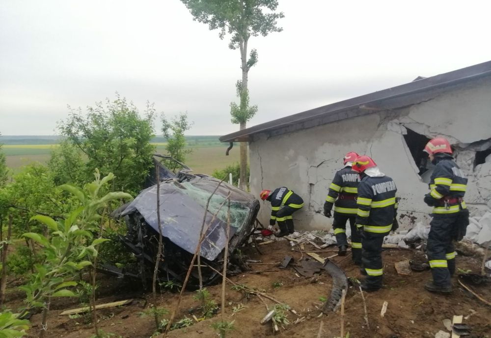 Un autoturism s-a răsturnat și a ajuns într-o curte