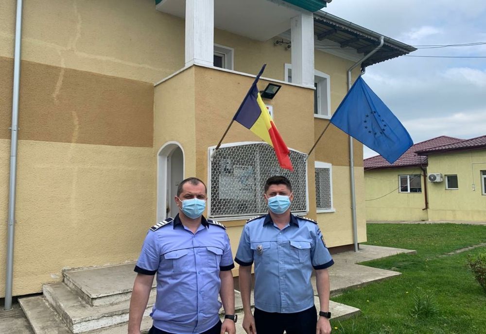 Doi polițiști au salvat viața unui bărbat