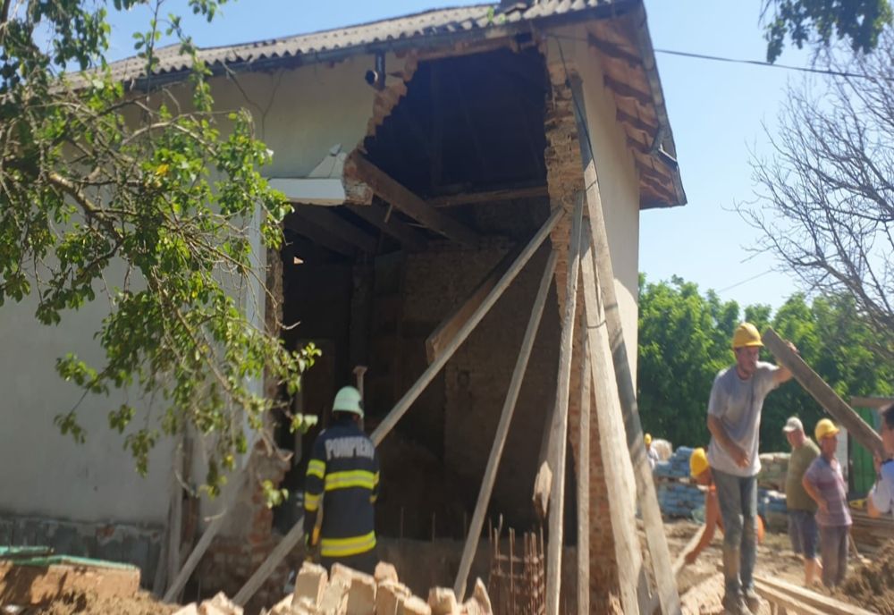 Un zid s-a prăbușit peste un bărbat. Misiune contracronometru pentru salvatori