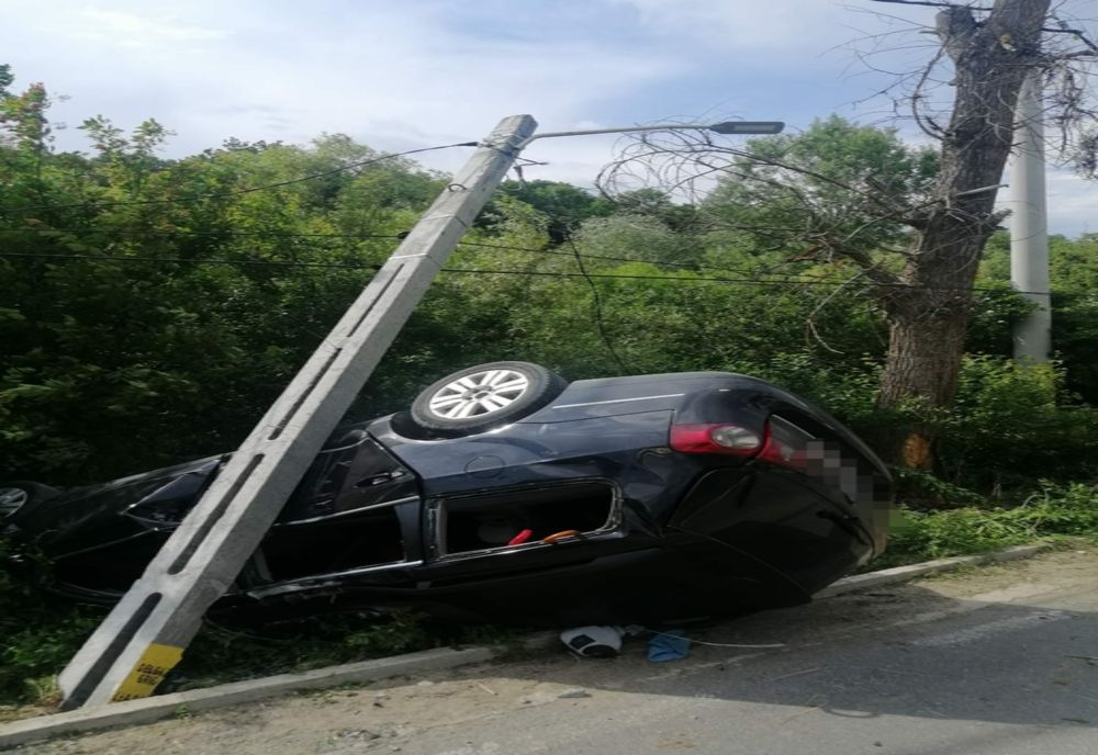Autoturism răsturnat pe șoseaua Bucium 