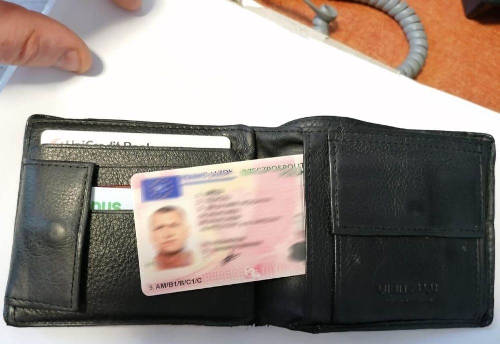 Permis de conducere fals procurat pentru a se angaja ca şofer 