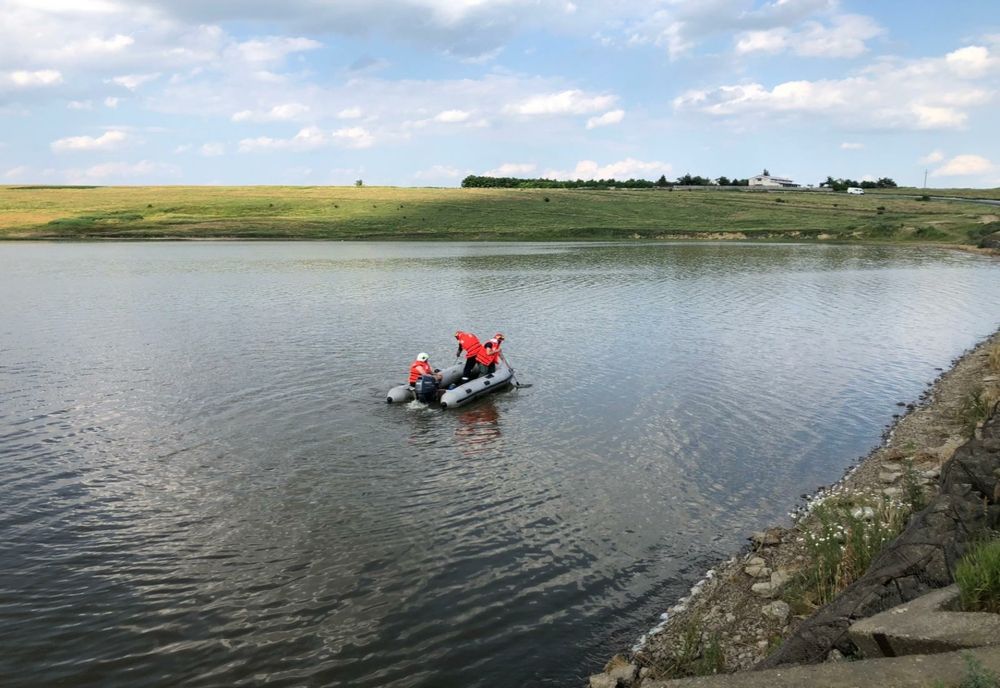 Misiune de căutare: Adolescent de 15 ani, dispărut în apele unui lac. 