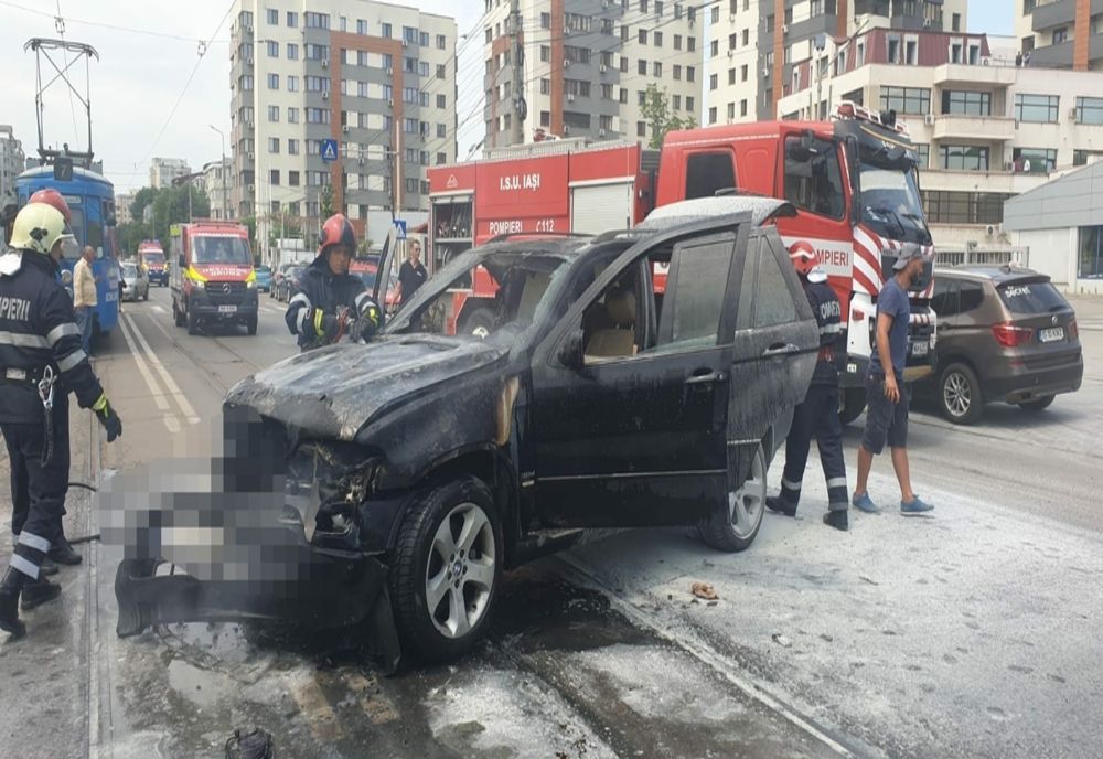 Autoturism cuprins de flăcări după un accident rutier