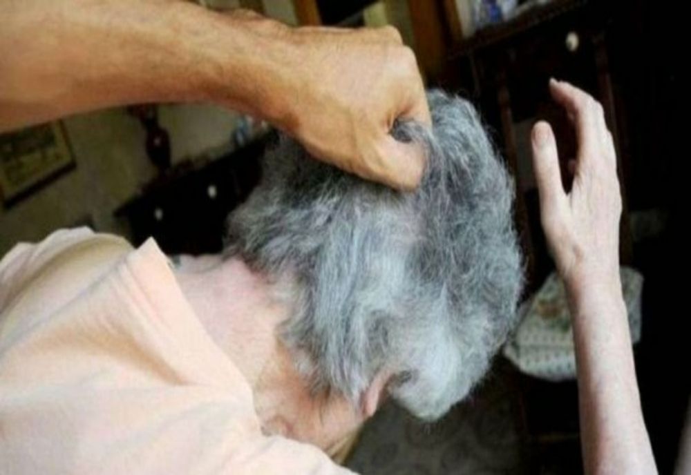 A distrus un geam și-a bătut mama și i-a furat telefonul! 