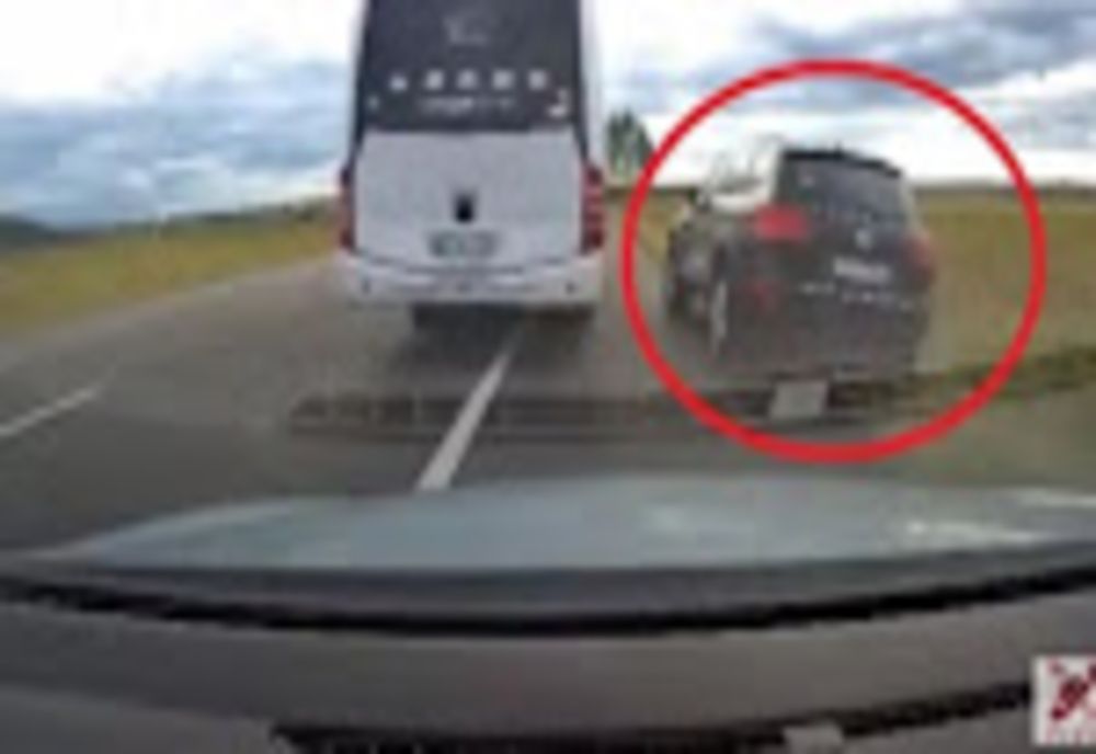 VIDEO - Inconștiență la volan - Manevră extrem de periculoasă, surprinsă de camera de bord