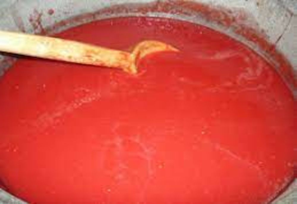 Femeie adusă la spital cu arsuri grave, după ce s-a opărit cu suc de roșii