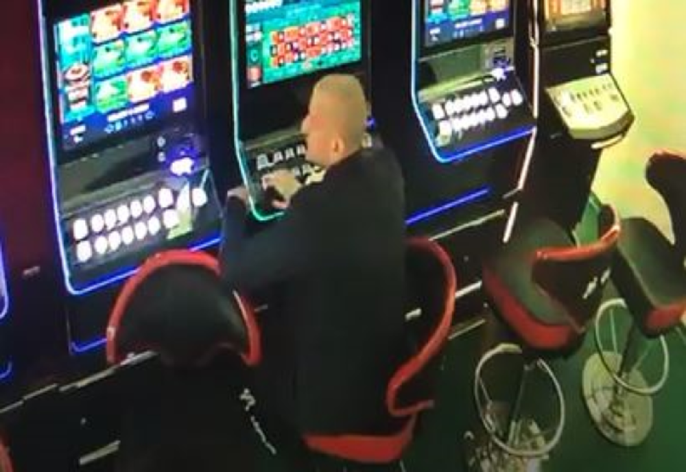 A pierdut la ”păcănele” și și-a vărsat nervii pe aparat