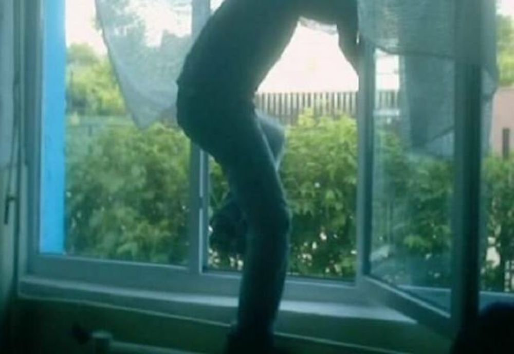 Ustensile de bucătărie, ulei, bere, vin și o sapă- asta a furat un hoț de la o bătrână din Roșcani