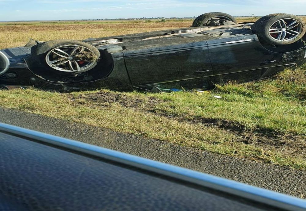 Cascadorie pe șosea: un șofer beat s-a răsturnat cu mașina