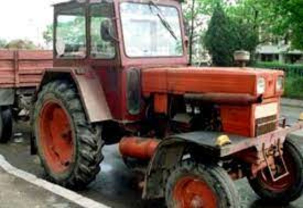 Beat și fără permis s-a oprit cu tractorul în gard