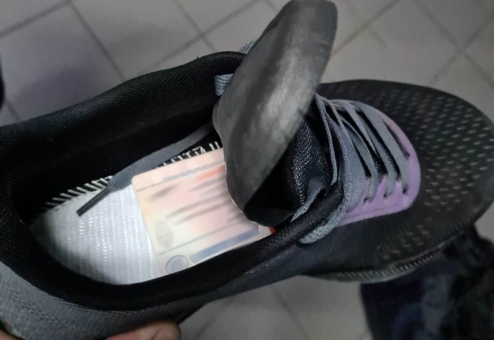 Document fals primit cadou şi ascuns în pantof