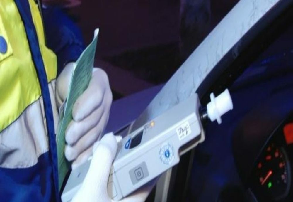 Băut şi fără permis de conducere, prins de poliţişti la volan