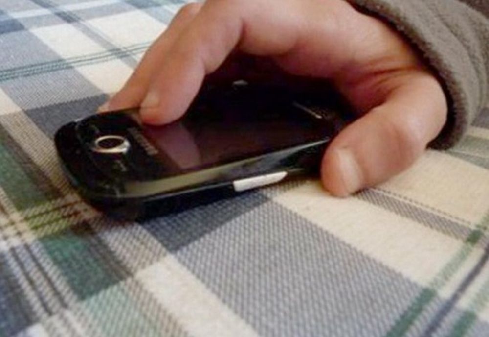 Bătrân de 70 de ani, lăsat fără telefon și portofel de un cuplu de hoți