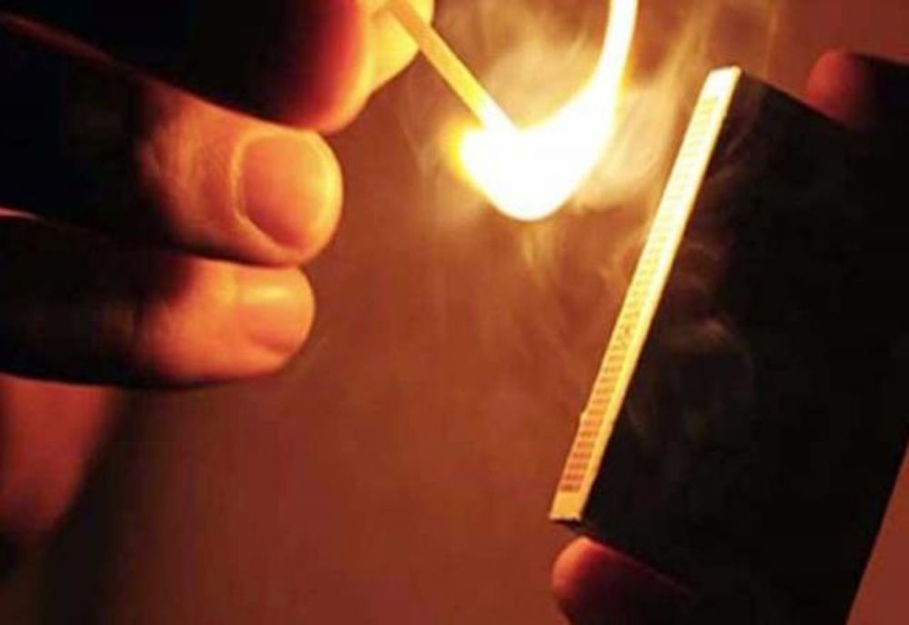 30 de zile in arest pentru că a incendiat un coș de gunoi