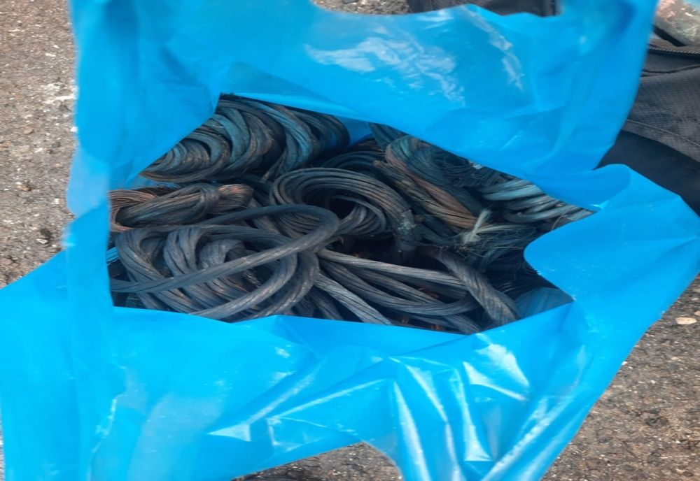 Prinși în timp ce furau cablu! Șoferul hoților, fără permis