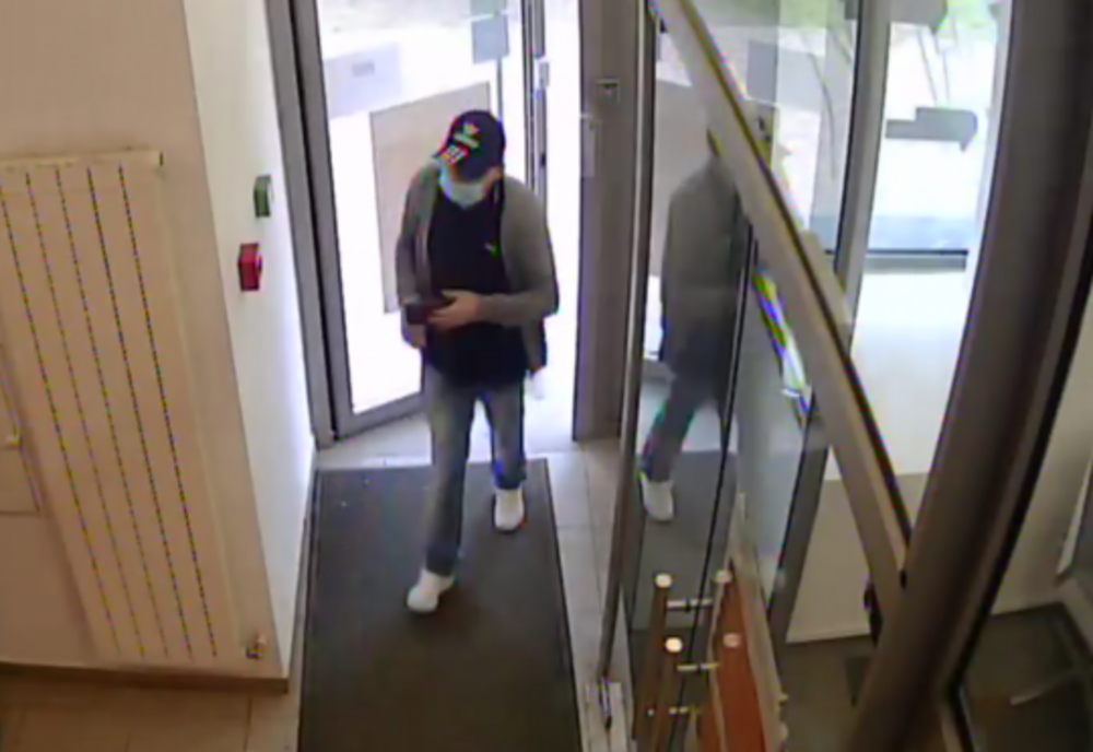 Bărbat căutat de poliție după ce a luat de la bancomat niște bani care nu erau ai lui