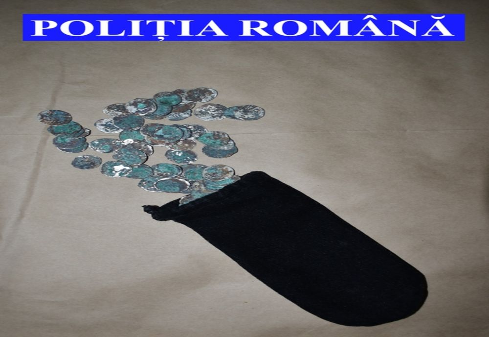 PESTE 100 DE MONEDE MEDIEVALE RECUPERATE DE POLIŢIŞTI