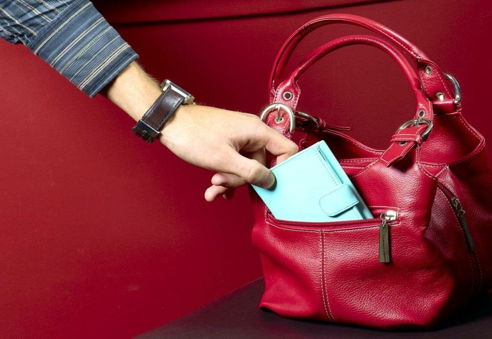 Hoață de portofele, săltată de polițiști