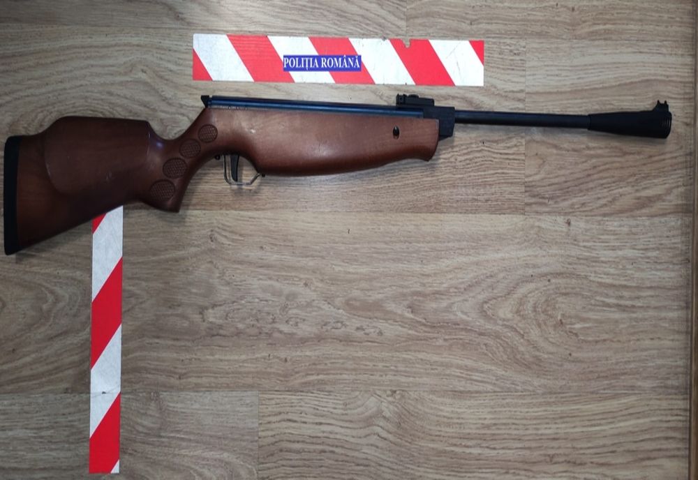 Armă neletală confiscată de polițiști