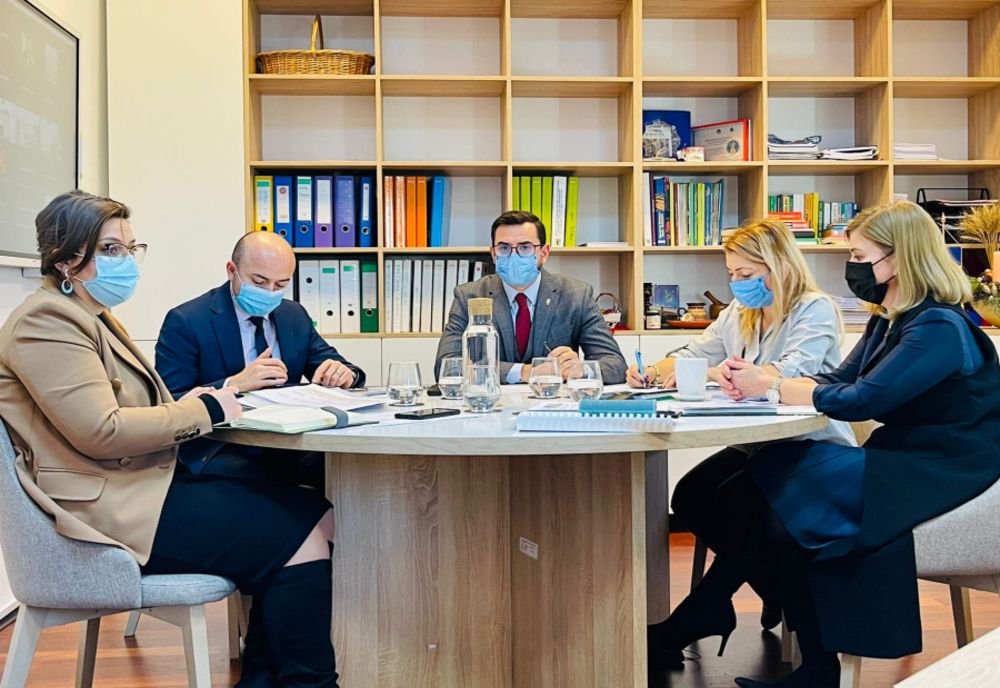 Fișele de intervenție privind instalarea tinerilor fermieri, înființarea grupurilor de producători și investițiile în domeniul agricol, discutate în videoconferință la MADR