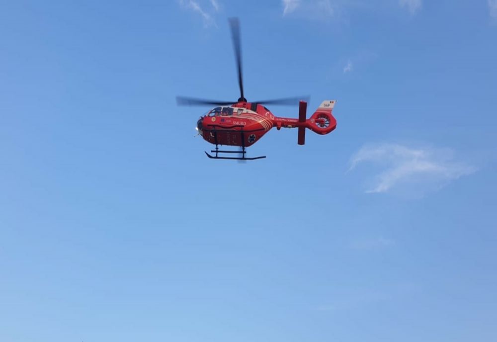 O minoră de 13 ani, dusă la spital cu elicopterul după ce a suferit arsuri în zona feței. Fata a vrut să aprindă focul în sobă