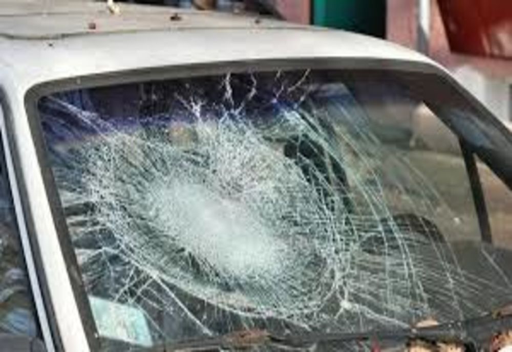 A spart luneta unui autoturism și a furat mai multe bunuri, cauzând un prejudiciu de aproximativ 6.000 de lei