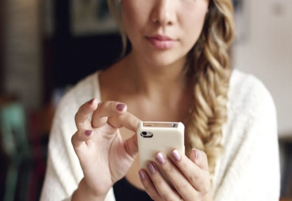 O tânără s-a trezit cu telefonul smuls din mână în timp ce urca în autobuz