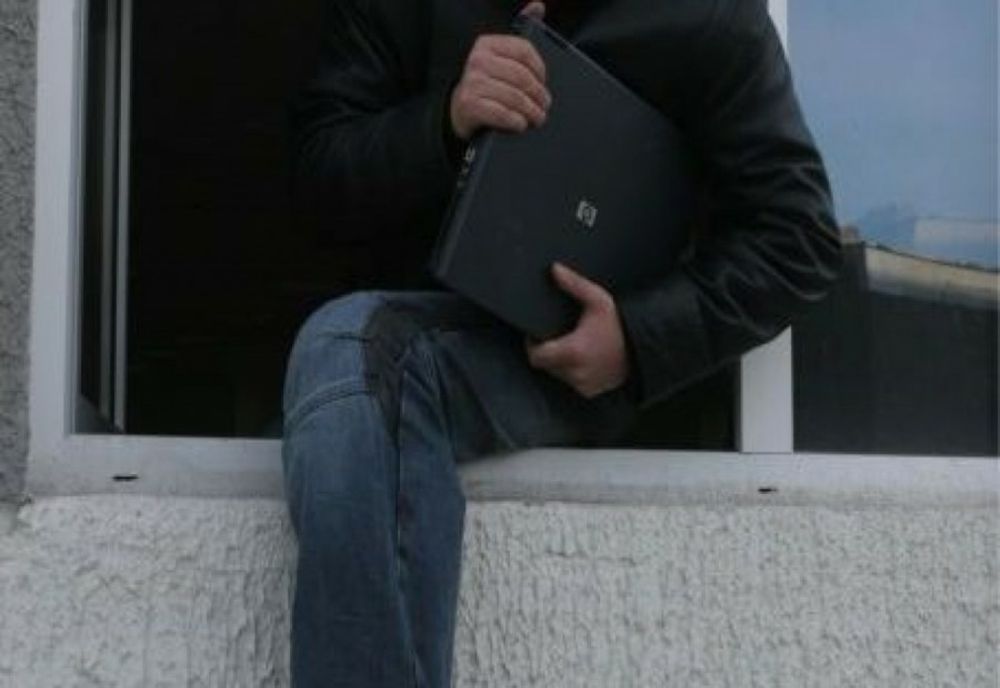 A intrat într-o casă nelocuită și a furat tot ce a găsit