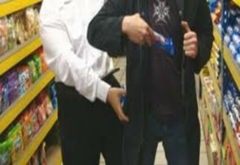 A furat dintr-un magazin din Iași șampon și pastă de dinți