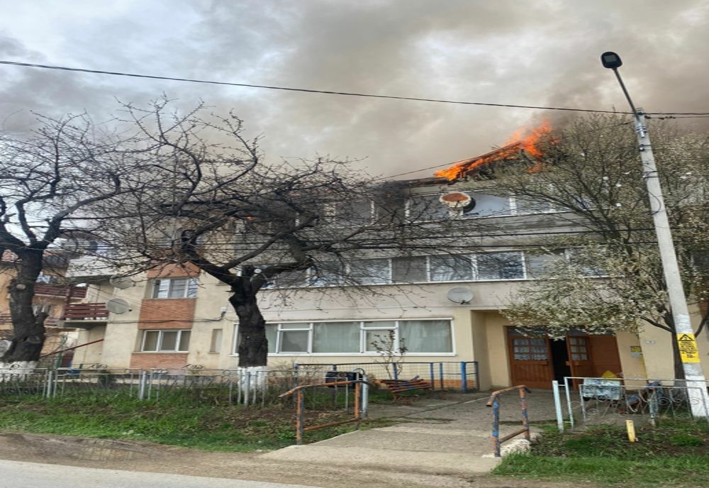 FOTO- ULTIMĂ ORĂ : Arde acoperișul unui bloc din Miroslava! 5 persoane EVACUATE