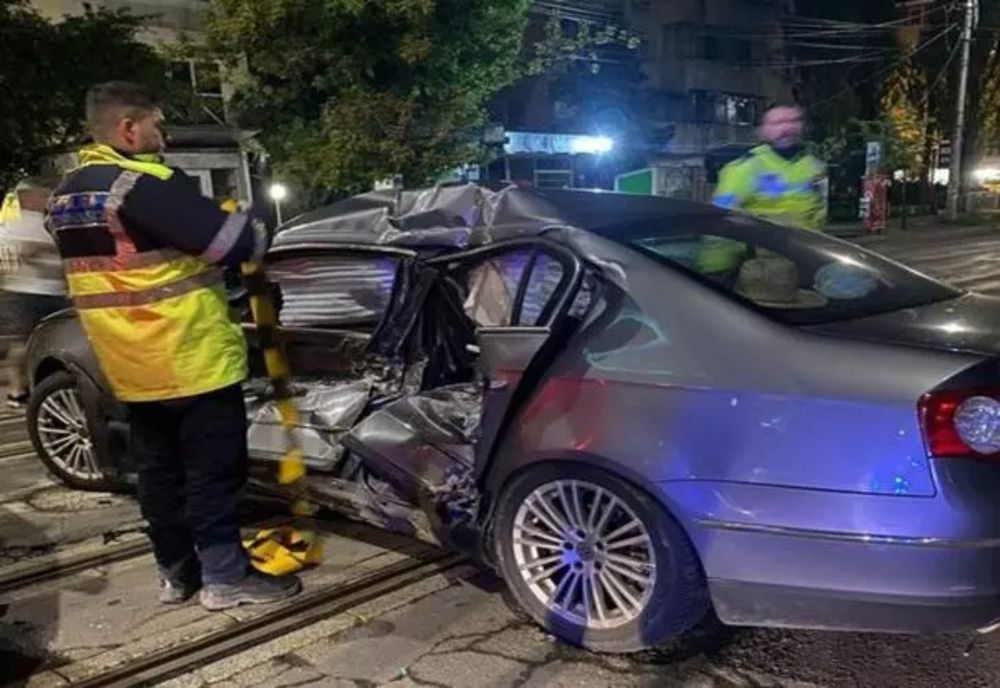 Mașină spulberată de tramvai, la Iași: două victime - autoturismul, târât 15 metri