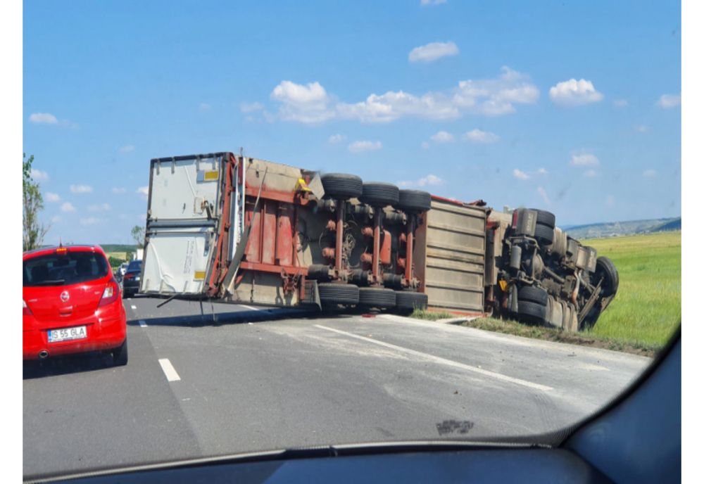 Lețcani. Un autotren s-a răsturnat în afara carosabilului