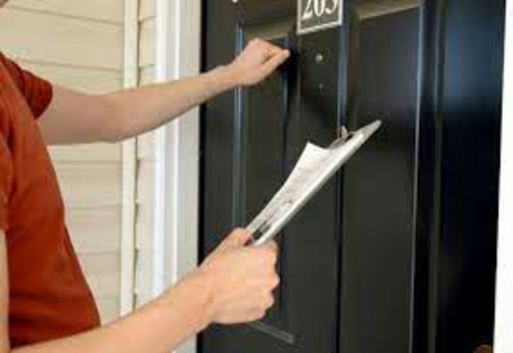 Atenție pe cine primiți în casă! Trei ieșeni au fost ușurați de bani