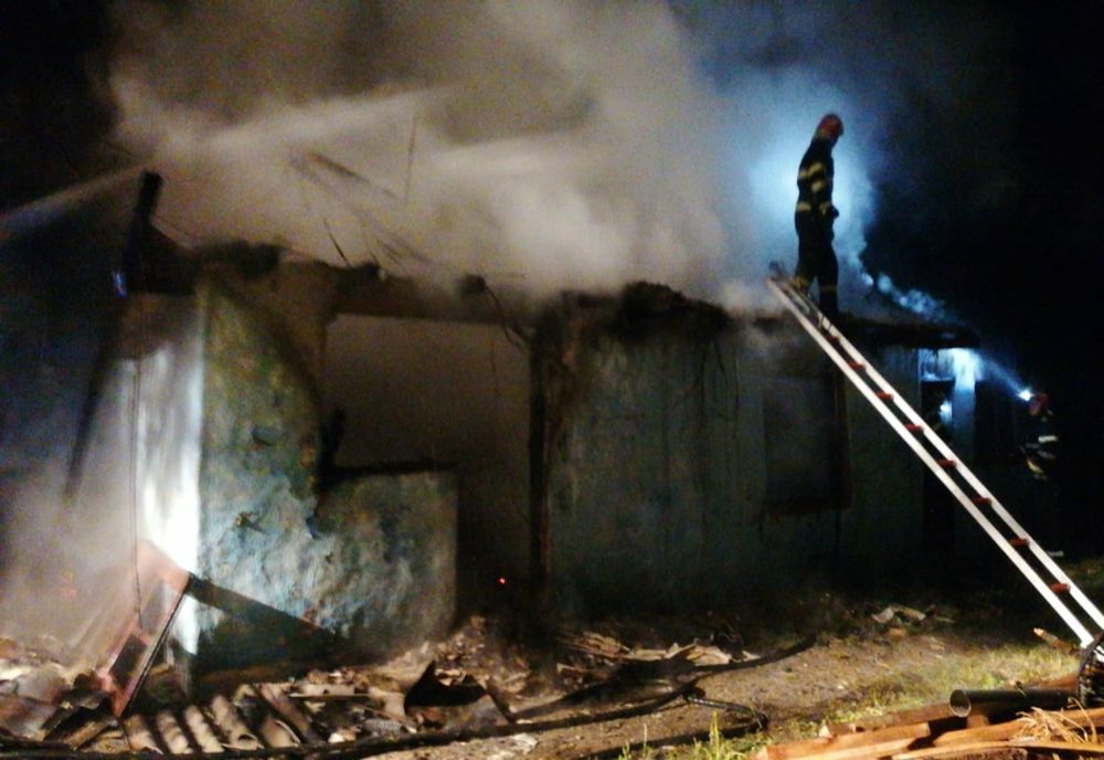 Trei femei au murit intoxicate cu fum într-o comună din Iași! Una avea doar 14 ani