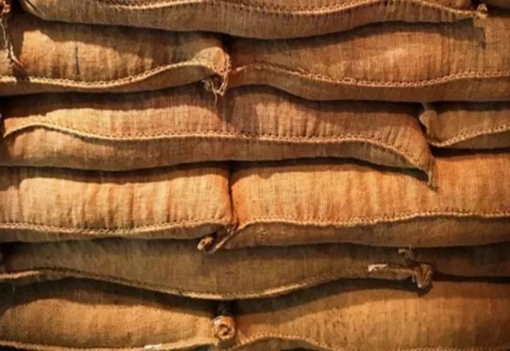 Consilier local din Iași, arestat preventiv. A furat de la o fermă aproape 1,7 tone de îngrășământ