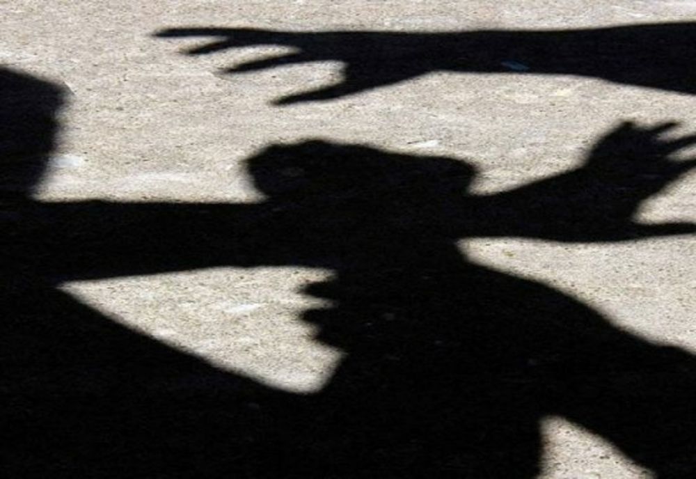 Comisar de Poliţie bătut crunt într-un parc din Iaşi, în faţa copilului și soţiei