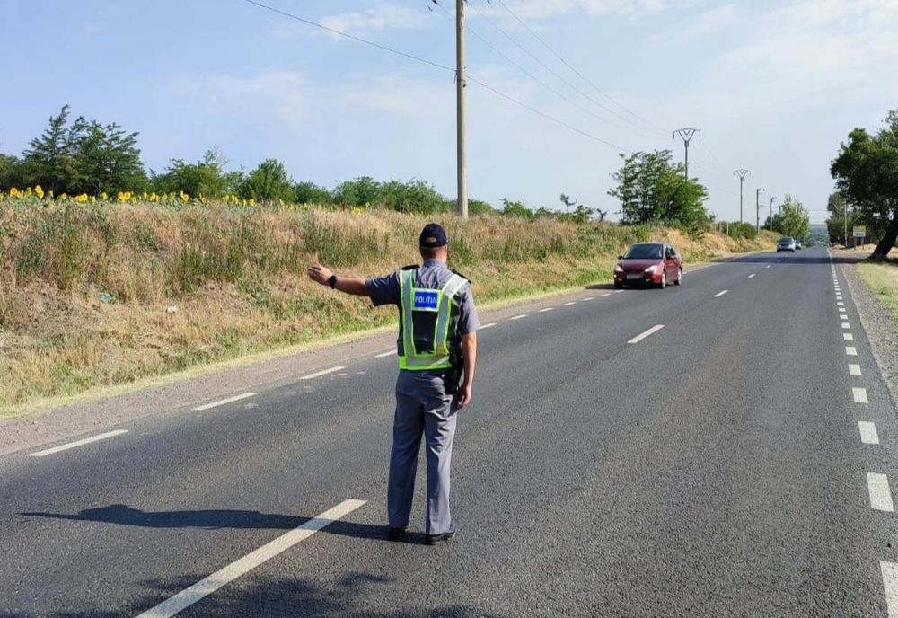 Autoturism cu număr provizoriu expirat şi autorizaţie de circulaţie falsificată descoperit în trafic