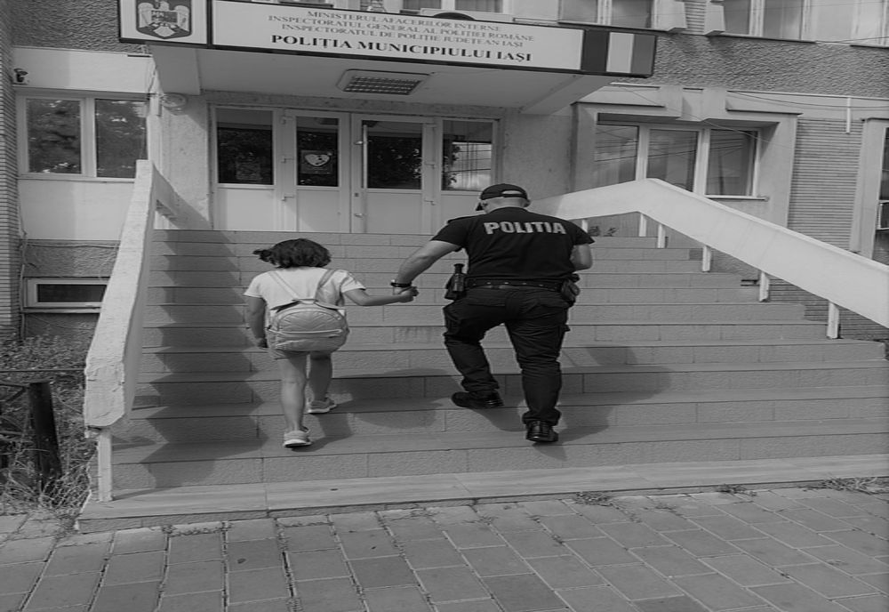 Copilă plecată de acasă, găsită în Piața Unirii din Iași