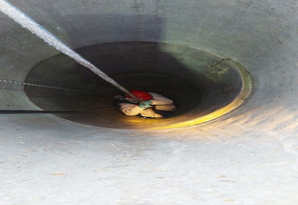 Un bărbat a fost găsit mort într-o fântână