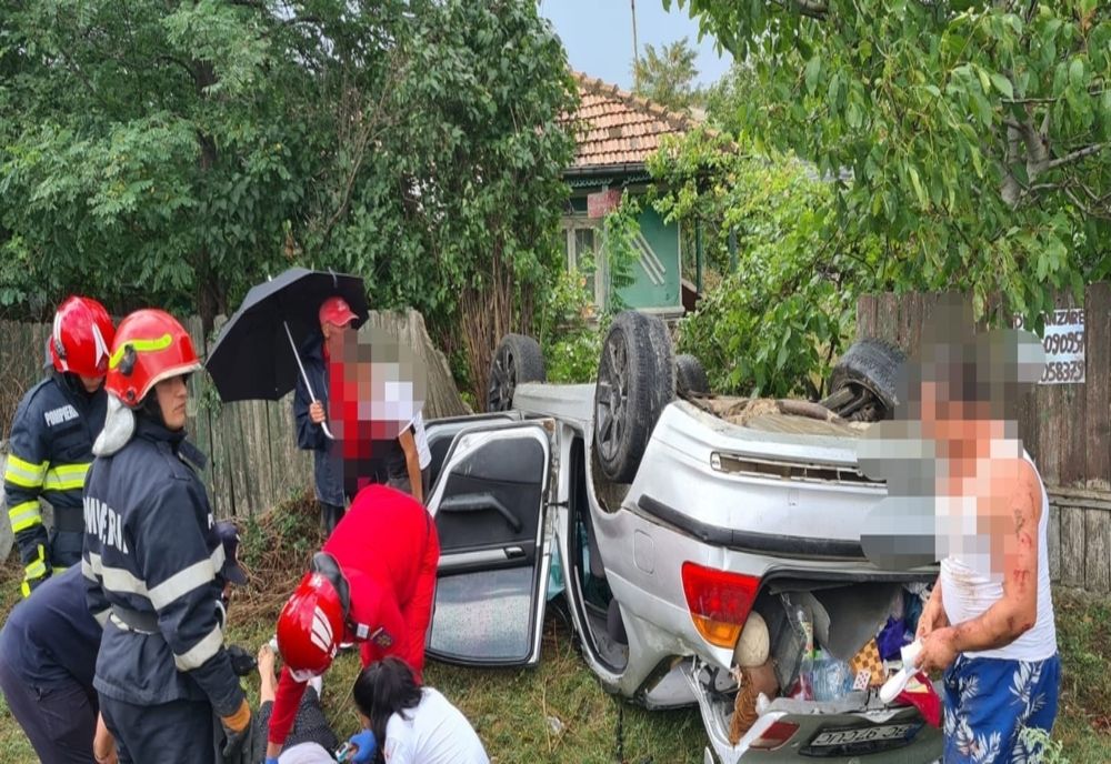 Trei persoane au ajuns la spital după ce mașina în care erau, a fost implicată într-un accident și s-a răsturnat