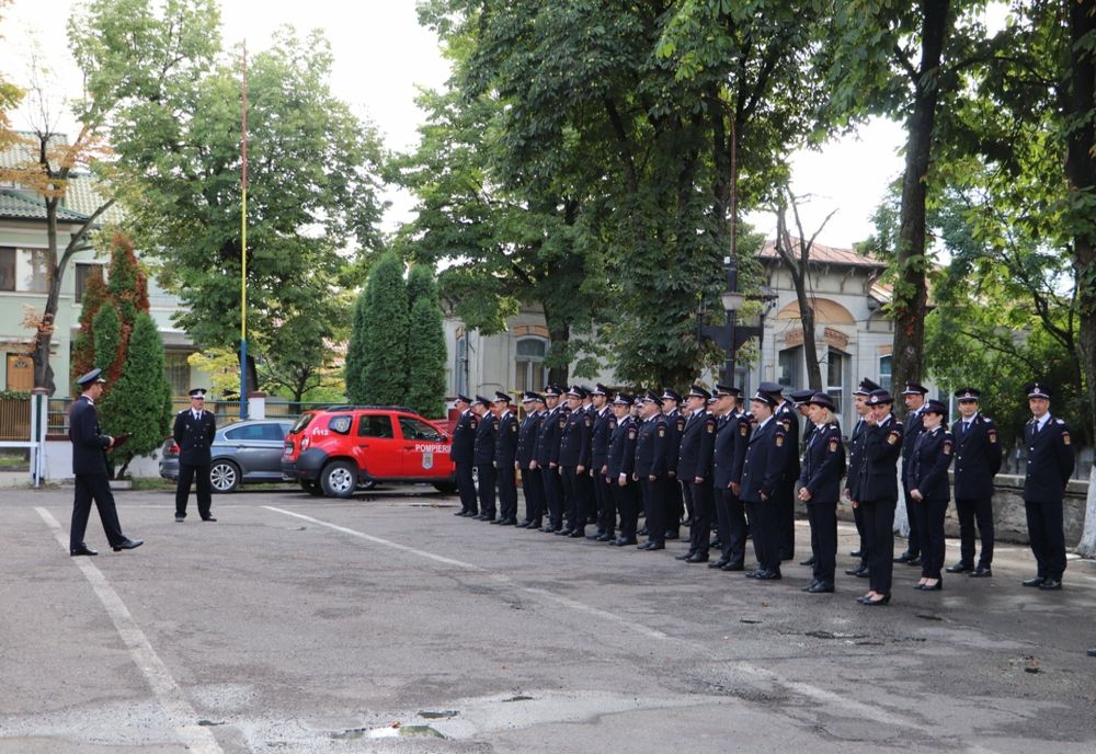 Peste 60 de pompieri militari au fost avansați în grad