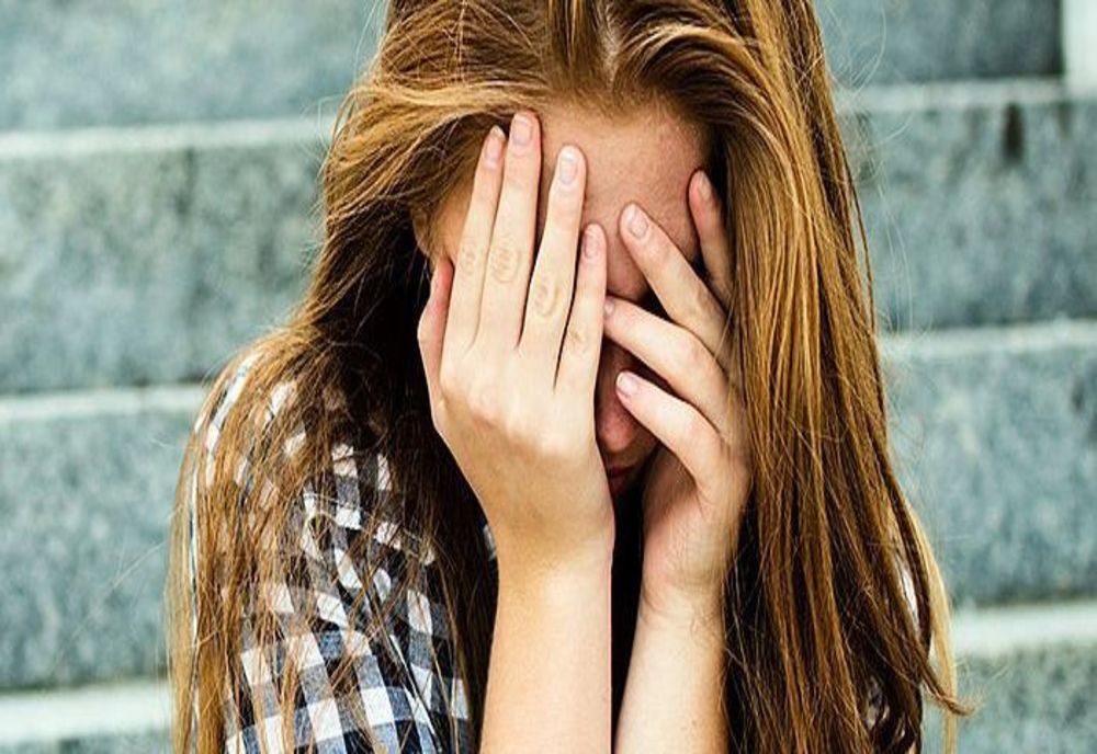 O adolescentă dată dispărută în Vaslui, găsită în Iaşi în timp ce întreținea relații intime cu iubitul ei și prietenul acestuia într-o parcare